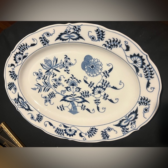 Vintage 16" Blue Danube oval Platter, small edge flake plus 1 dinner plate. - Picture 3 of 5